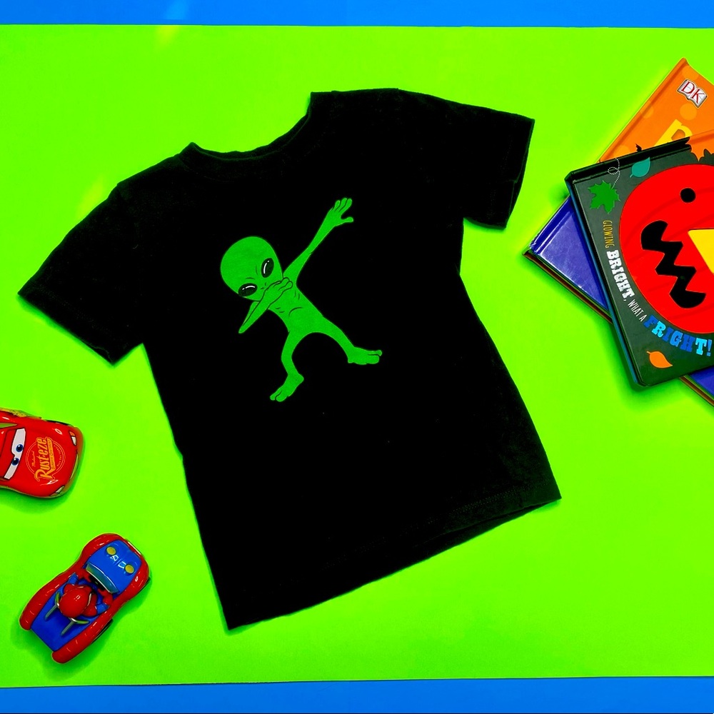 Skeleton 💀 Doing the Dabbb Tee